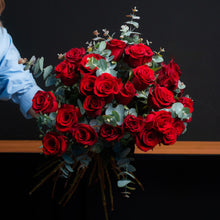 Cargar imagen en el visor de la galería, RAMO DE 24 ROSAS TALLO LARGO