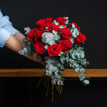 Cargar imagen en el visor de la galería, RAMO DE 12 ROSAS TALLO LARGO
