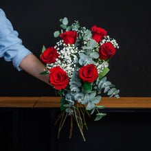 Cargar imagen en el visor de la galería, RAMO DE 6 ROSAS TALLO LARGO
