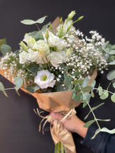 Cargar imagen en el visor de la galería, RAMO LISIANTHUS Y EUCALIPTO
