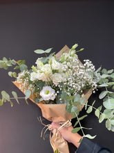Cargar imagen en el visor de la galería, RAMO LISIANTHUS Y EUCALIPTO
