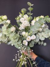 Cargar imagen en el visor de la galería, RAMO LISIANTHUS Y EUCALIPTO
